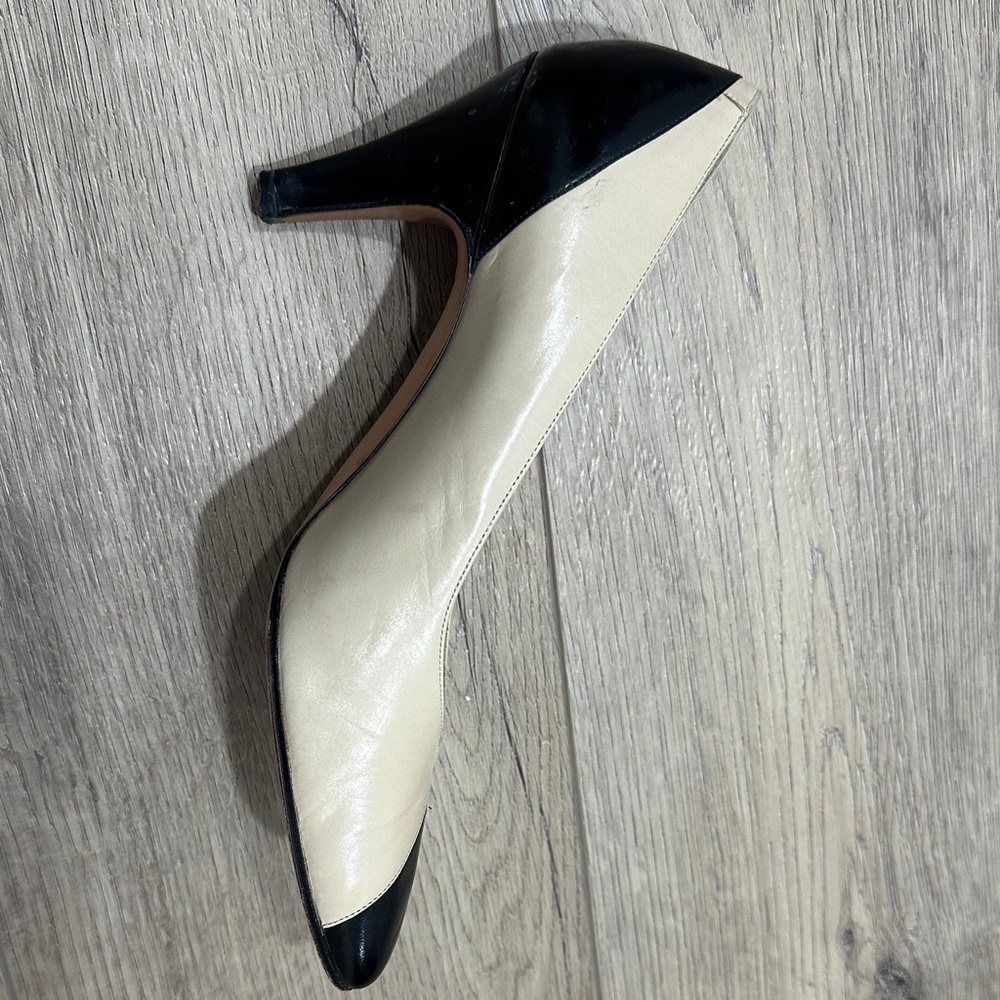 Salvatore Ferragamo Italy Two-Tone Cream Black Heels pumps leather 6.5 vintage - Picture 4 of 11